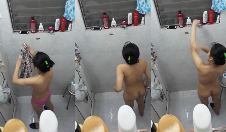 冒死偷拍休假回家的邻家学妹戏洗香香,超刺激,发现保准被打死