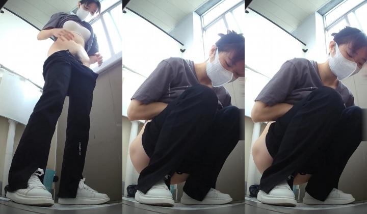 【魔手外购】，看脸看逼，固定机位偸拍，校园女厕超多小学姐方便，有美女还有制服的，各种大屁股