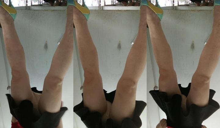 《农村旱厕逼脸同框》超多女人方便~有美女有极品逼~谨慎长腿美女左右看一圈镜头
