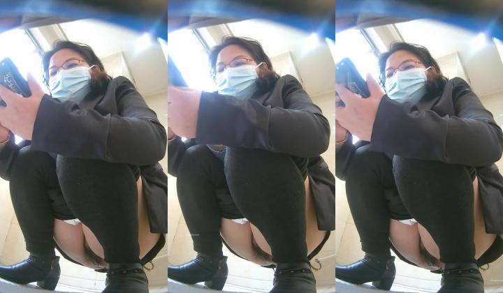培训机构女厕双机位近景高清偸拍 多位小姐姐方便，脸逼同框看点十足