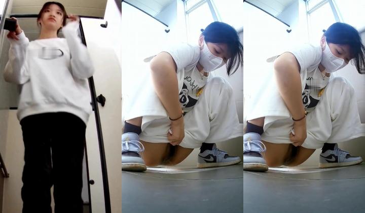 【魔手外购】，看脸看逼，固定机位偸拍，校园女厕超多小学姐方便，有美女还有制服的，各种大屁股