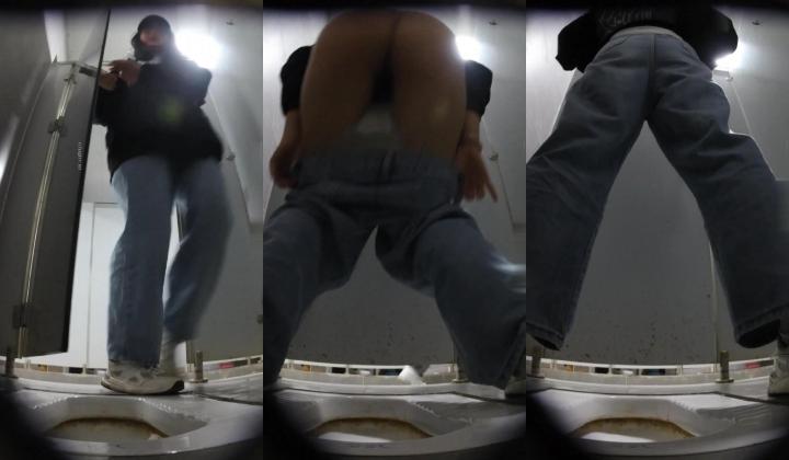 【魔手外购】，看脸看逼，固定机位偸拍，校园女厕超多小学姐方便，有美女还有制服的，各种大屁股