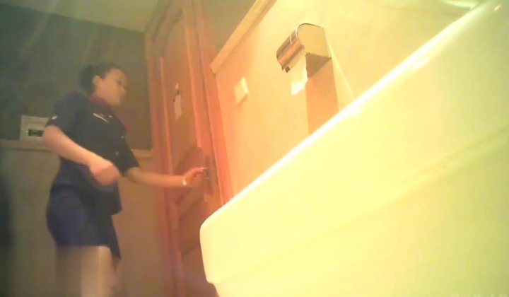 出品国内厕拍大神帝国原创夜总会KTV后拍几个制服3陪女撅起屁股尿尿来月经美女的蕾丝内裤好性感