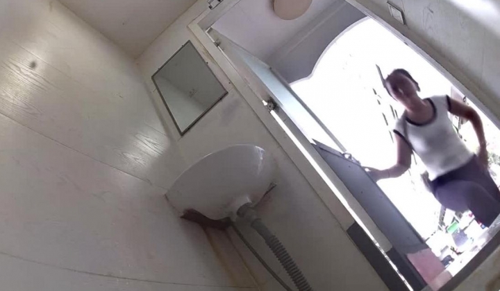 师范学院 附近公厕后拍几个出来逛街的学妹尿尿红挎包美眉内裤有些分泌物