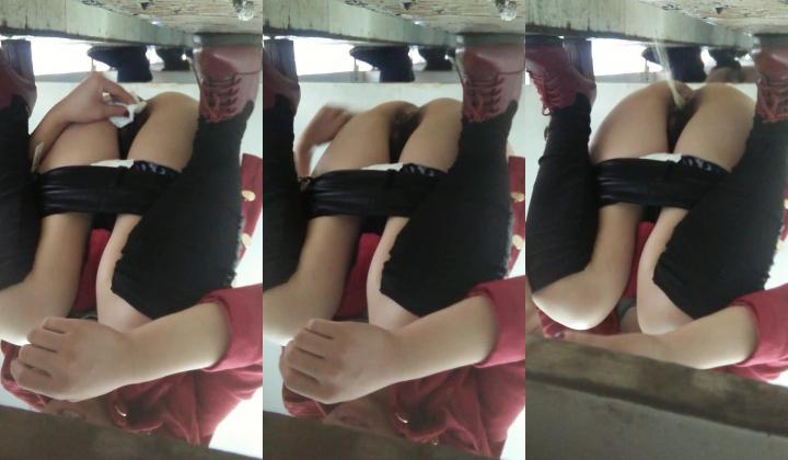 《农村旱厕逼脸同框》超多女人方便~有美女有极品逼~谨慎长腿美女左右看一圈镜头