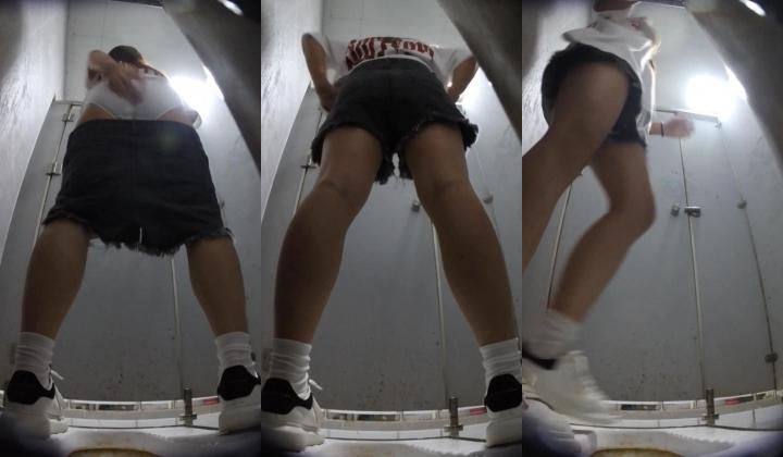 【魔手外购】，看脸看逼，固定机位偸拍，校园女厕超多小学姐方便，有美女还有制服的，各种大屁股
