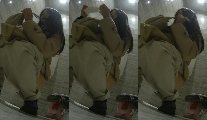 【魔手外购】，看脸看逼，固定机位偸拍，校园女厕超多小学姐方便，有美女还有制服的，各种大屁股