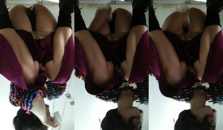 《农村旱厕逼脸同框》超多女人方便~有美女有极品逼~谨慎长腿美女左右看一圈镜头