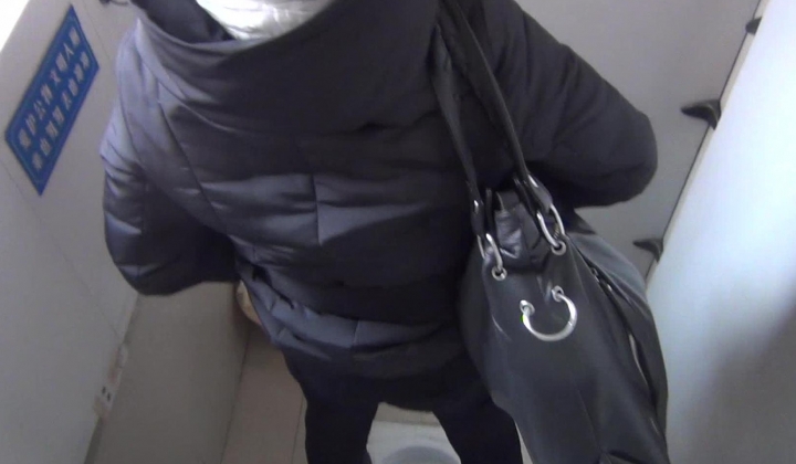 《农村旱厕逼脸同框》超多女人方便~有美女有极品逼~谨慎长腿美女左右看一圈镜头