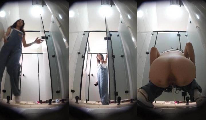 【魔手外购】，看脸看逼，固定机位偸拍，校园女厕超多小学姐方便，有美女还有制服的，各种大屁股