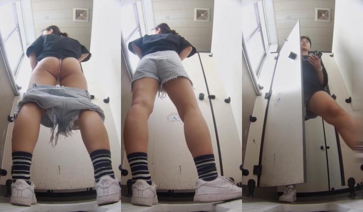 【魔手外购】，看脸看逼，固定机位偸拍，校园女厕超多小学姐方便，有美女还有制服的，各种大屁股