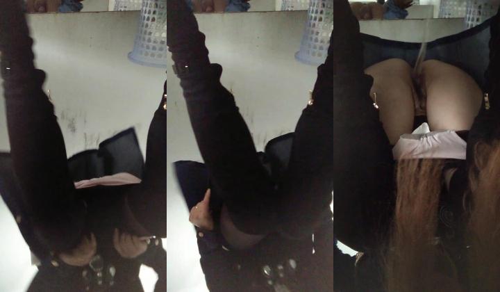 《农村旱厕逼脸同框》超多女人方便~有美女有极品逼~谨慎长腿美女左右看一圈镜头