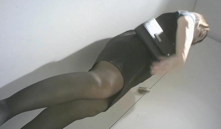大型购物中心内部女厕偷拍 多位黑丝美女店员的各种极品美鲍鱼