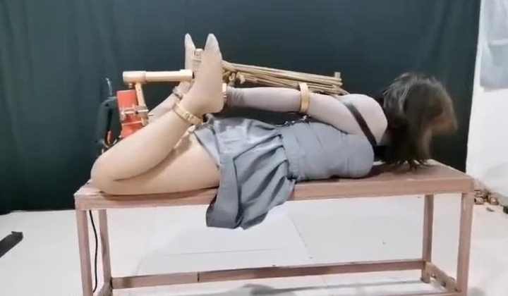 丝袜女奴被金属禁锢下体高速炮机抽插 主人还挠脚心 真的受不了了