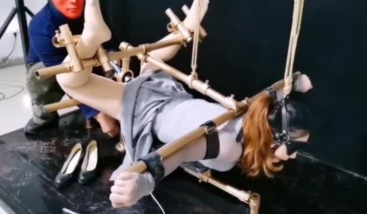 奴女被钢架束缚乳头贴着电极片小穴被炮机振动器狂干 放置了一天了