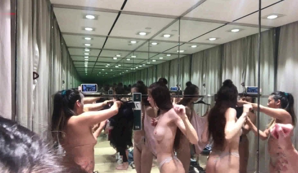 内衣专门店偷拍两位美女换各种内衣，遇到喜欢的还扭扭屁股