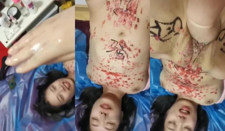️极品反差婊大学生母狗陈洁莹全新吃屎喝尿拳交滴蜡公共厕所给4个陌生人口交，然后选了2个进行3P