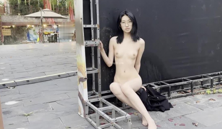 苗条文静眼镜美少女各种户外场景大胆露出，天桥，江边各种人前极限露出，人前女神 人后小狗