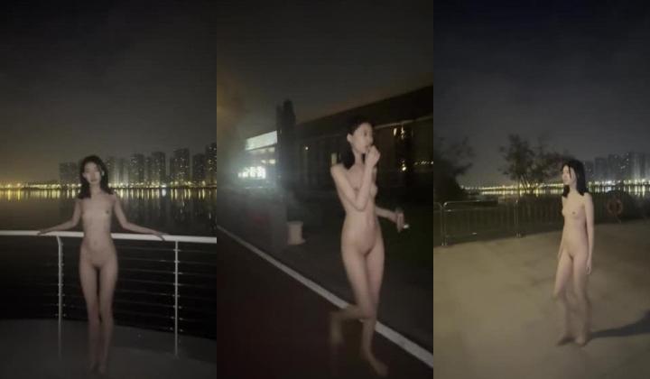 苗条文静眼镜美少女各种户外场景大胆露出，天桥，江边各种人前极限露出，人前女神 人后小狗