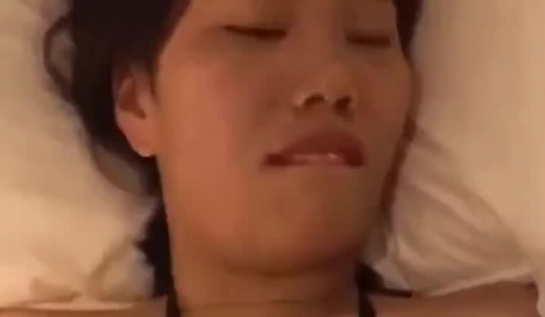 大奶美眉 每次都拍视频 能不能不要拍吗 开心吗 开心 想不想做爱 想 好骚的妹子被大鸡吧无套输出