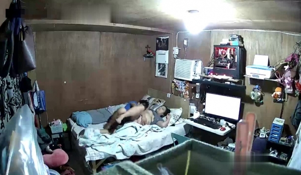 准备要孩子的打工夫妻简陋工棚做爱下半夜骚妻睡不着自摸挑逗老公侧位插入女上位猛干内射完用枕头垫一下