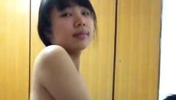 体验和高学历博士闷骚眼镜妹做爱，没怎么上过竟然不出水，只要先喷点润滑剂再插