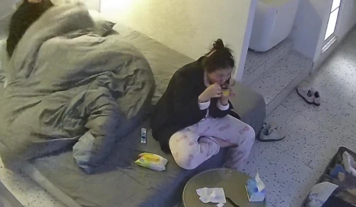 公寓酒店 眼镜小哥和自己的小女友 吃饱零食就上床开干 小女友趴着翘起屁股的时候 谁能顶住