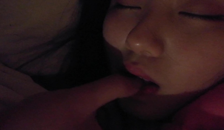 跟女友分手前最后一次见面给她下药玩
