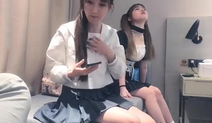 探花精品 俩个萝莉妹子被被老鸨派出接个双飞的单子