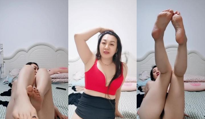 穿着情趣漏奶丝袜装发骚的熟女麻麻，全程露脸大秀直播，淫声荡语互动撩骚揉奶玩逼看特写，精彩刺激不要