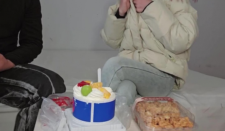 【狂情哥哥】妹妹庆祝自己重获单身叫哥哥来暴力抽插骚穴操的淫水喷射不止