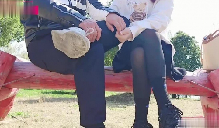 【狂情哥哥】带妹妹公园看樱花后入无套抽插嫩穴淫叫不断激情内射