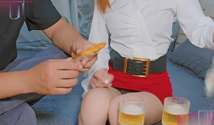 【狂情哥哥】妹妹带几瓶啤酒去哥哥家喝到上头时勾引哥哥性交后入爆操高潮不断