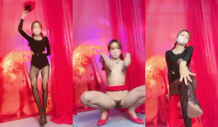 才艺十足专业舞女！先来一段扇子舞！脱衣诱惑美腿丁字裤，搔首弄姿极度淫骚，换装短裙往上视角
