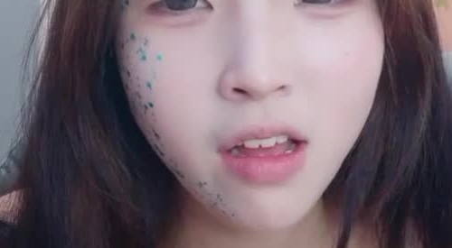 哇~哇~哇~超萌平台第一美！【04年的妹妹】一线天跳裸舞，极品美穴少女