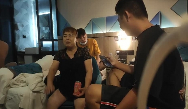 还有不有底线 跳广场舞的大妈都被弄来操了