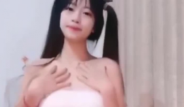 【萝莉速递】花臂纹身社会小哥无套爆操双马尾艳舞美少女，小穴粉嫩饱满，感觉操了个网红