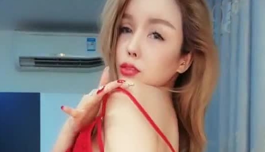 抖音知名大奶网红美女『Queen.Lin知了』私拍全裸劲歌热舞 口中含着自慰棒表情超诱惑