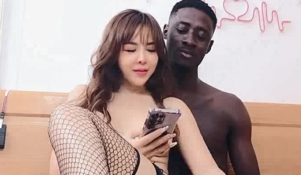 美女与野兽的激情碰撞，黑丝露脸风骚人妻伺候黑鬼大鸡巴，深喉口交好刺激，让大老黑吃奶玩逼无套爆草真