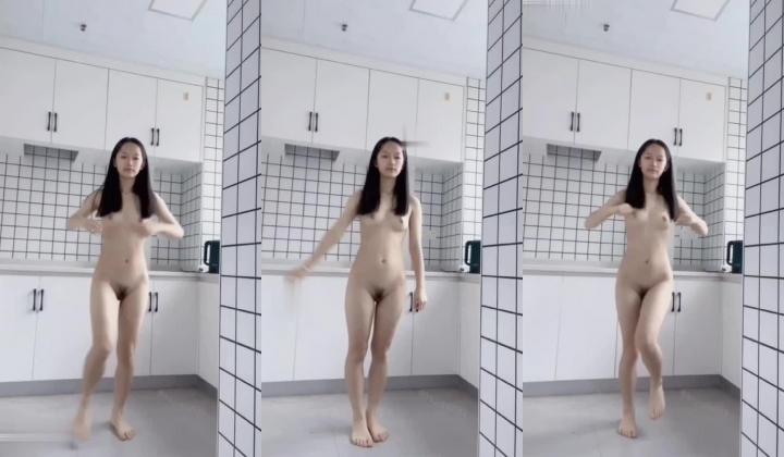 极品反差女大生，清纯露脸小姐姐【胡椒籽】最新定制，各种COS裸体骚舞，道具紫薇喷水