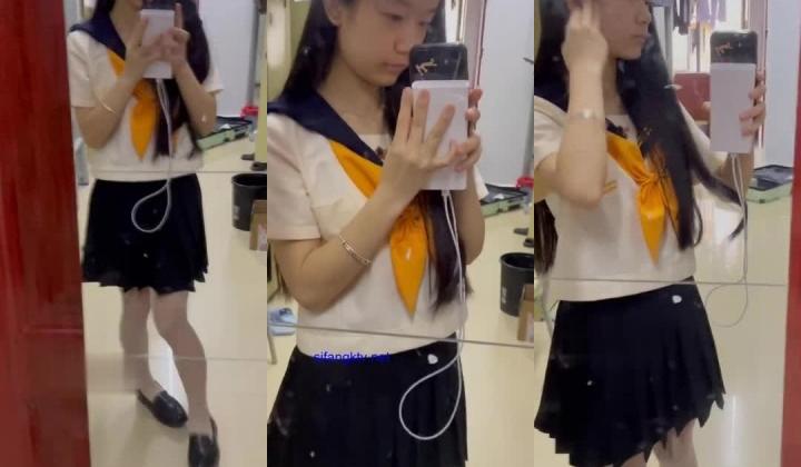 极品反差女大生，清纯露脸小姐姐【胡椒籽】最新定制，各种COS裸体骚舞，道具紫薇喷水