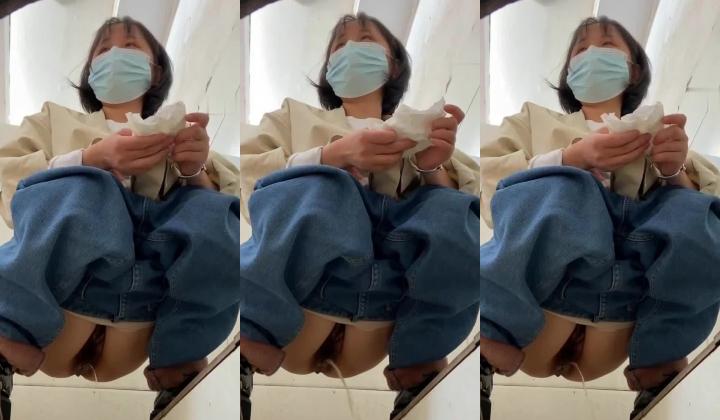 小县城路边沟厕刁鉆角度偷拍多位美女的极品美鲍