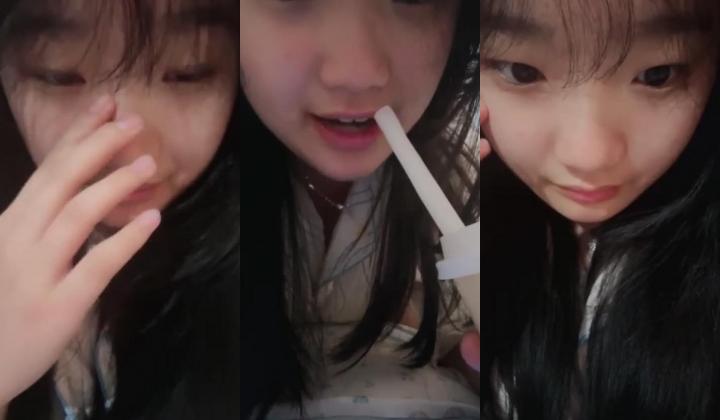 最正宗在读学妹下海【差点是学霸】逼毛围着骚逼长满一圈 掰开逼逼又粉又嫩 扣穴自慰 过瘾