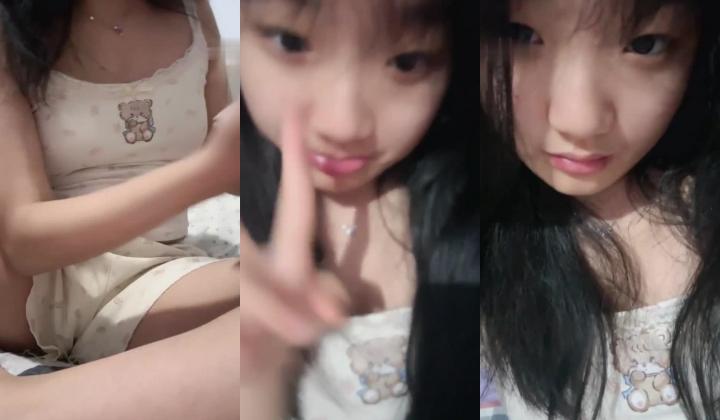 最正宗在读学妹下海【差点是学霸】逼毛围着骚逼长满一圈 掰开逼逼又粉又嫩 扣穴自慰 过瘾