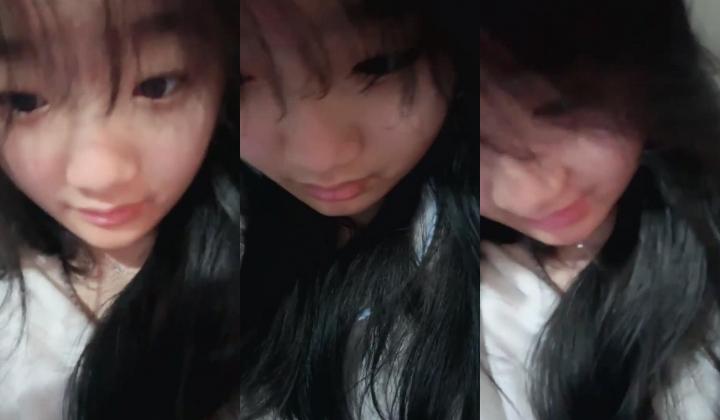 最正宗在读学妹下海【差点是学霸】逼毛围着骚逼长满一圈 掰开逼逼又粉又嫩 扣穴自慰 过瘾