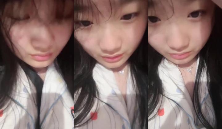 最正宗在读学妹下海【差点是学霸】逼毛围着骚逼长满一圈 掰开逼逼又粉又嫩 扣穴自慰 过瘾