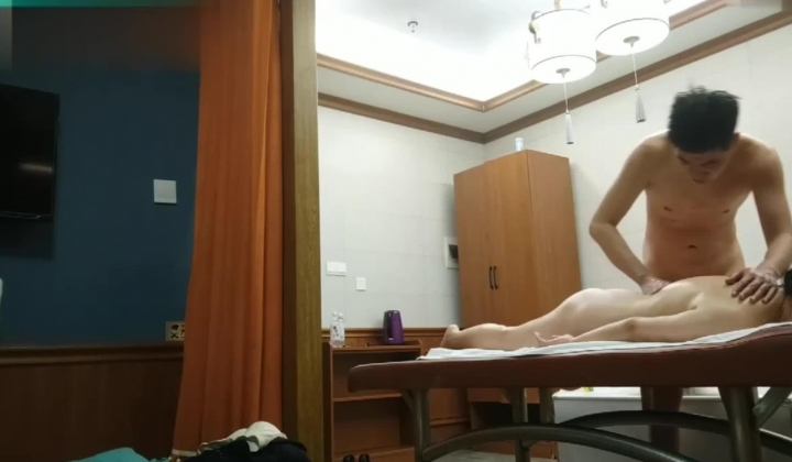 熟女寂寞难耐叫来小青年按摩，按摩床上一顿按摩忍不住艹了起来，从按摩床艹到 大床上，战况十分激烈！