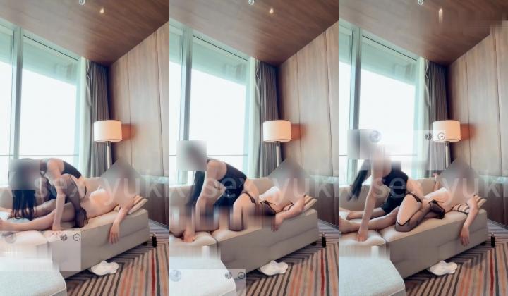 80万粉丝网黄肥臀巨乳骚母狗「Sexy_Yuki」黑丝红底高跟性感尤姬少妇窗前沙发上骑乘，又被按在床边打桩