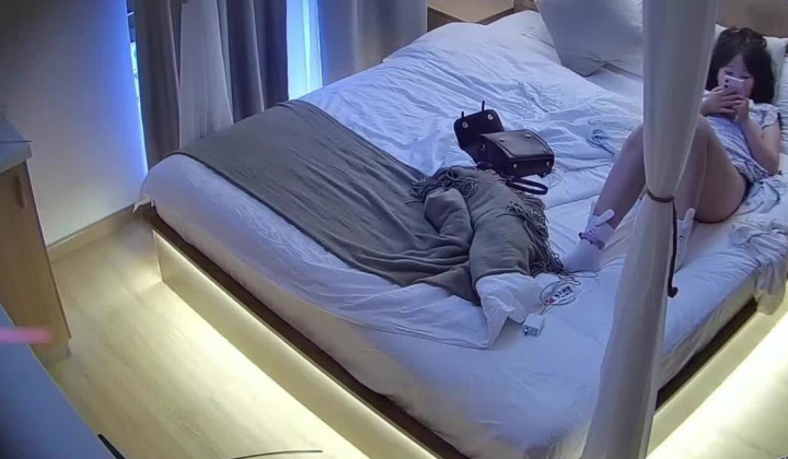 安防酒店偷拍 ️白袜萝莉裙阴毛旺盛的骚货被男友爽约只能自己看视频自慰不断呻吟