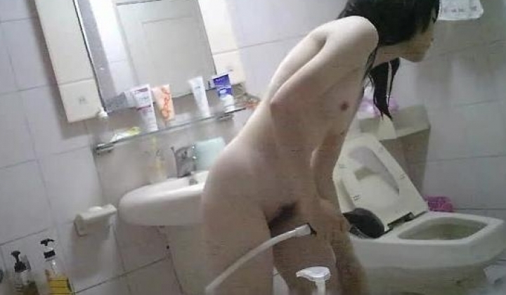 台湾大神把班上女生洗澡拍了个遍 女同学刘依庭